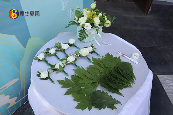 如何在特定节日里，在沈阳公墓以更环保的方式表达对逝者的怀念？